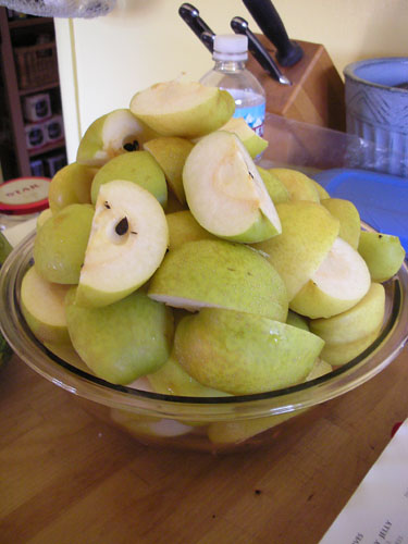 Quarted and cleaned pears