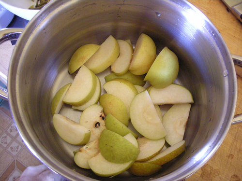 Smaller slices in the bottom of the pot